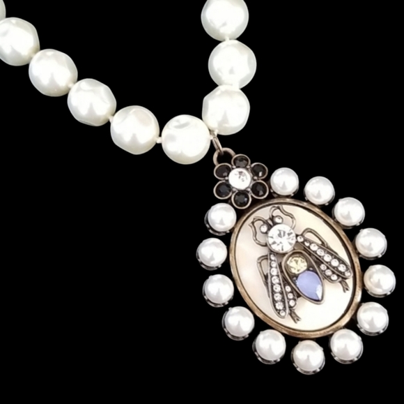 Hand Crafted Baroque Glass Pearl Queen Bee Pendant Necklace - Picture 11 of 12